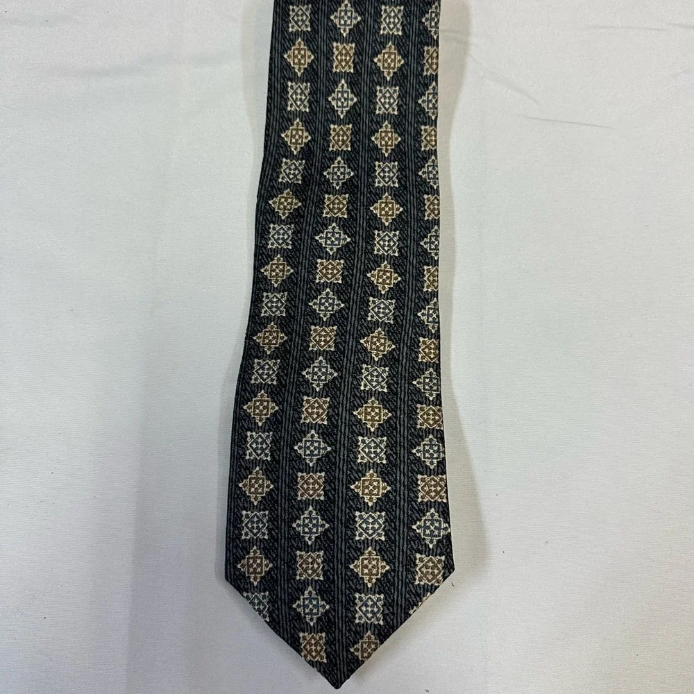 Vintage Claiborne 1995 Men’s Tie Colors Tan Blues Cream NWT NEW